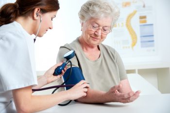 ¿La presión arterial alta causa disección aórtica?